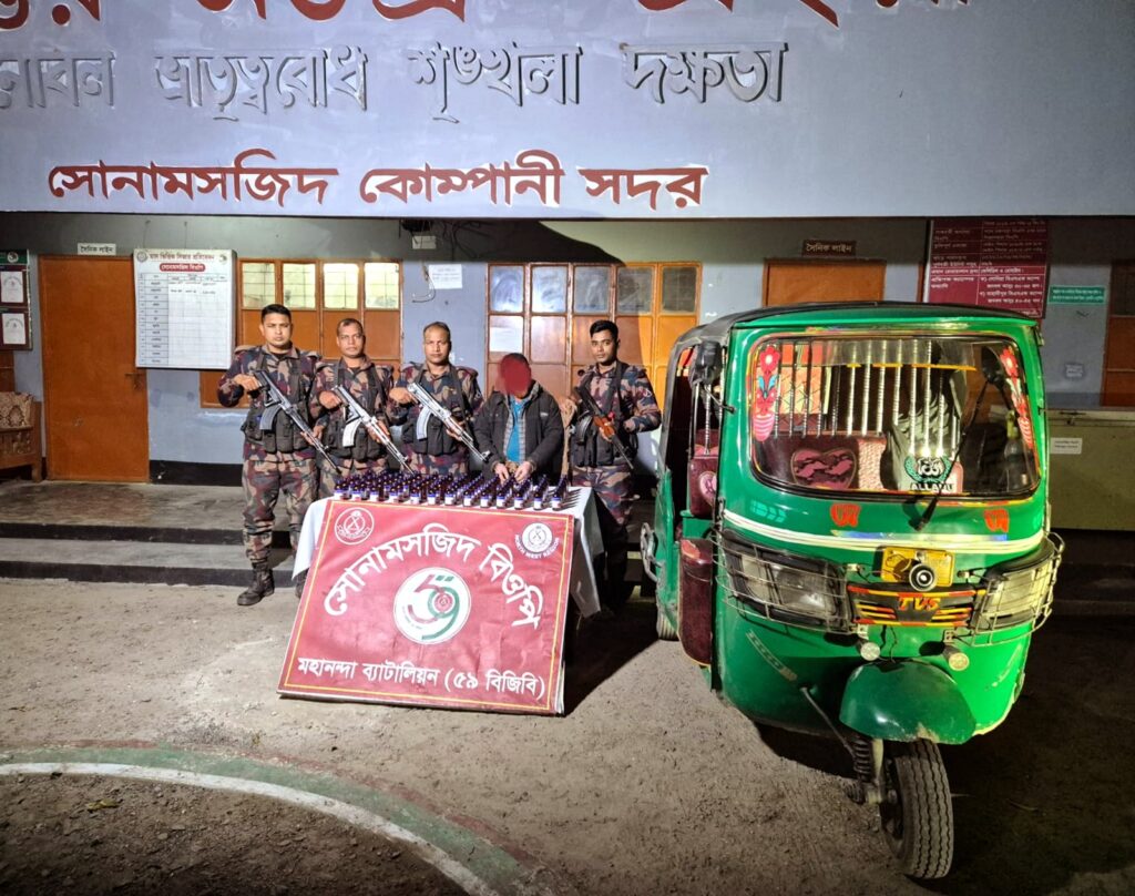 চাঁপাইনবাবগঞ্জ সীমান্তে বিজিবির অভিযানে মাদকসহ আটক ১, জব্দ সিএনজি