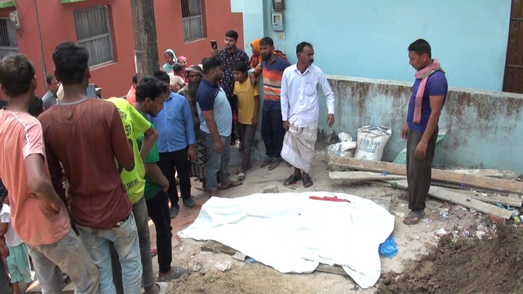 চাঁপাইনবাবগঞ্জে ড্রেন নির্মাণের সময় দেয়াল ধসে শ্রমিক নিহত