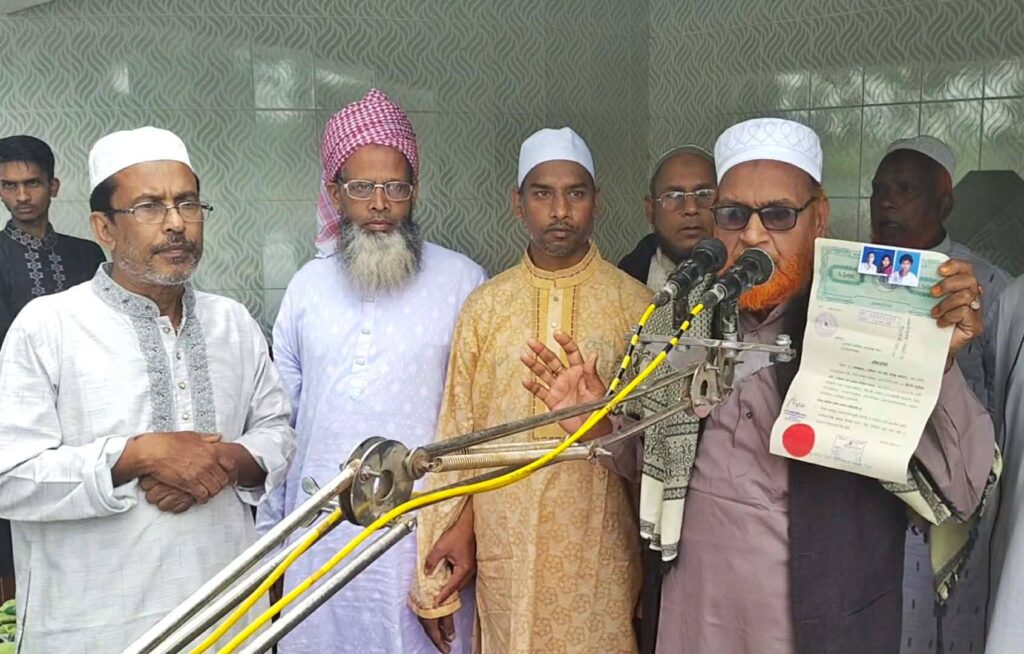 ঈদের দিনে চাঁপাইনবাবগঞ্জে ইসলাম ধর্ম গ্রহণ করলেন এক পরিবার