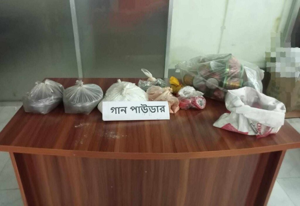 আমবাগান থেকে ৯ কেজি গানপাউডার ও বোমা তৈরির সরঞ্জাম উদ্ধার
