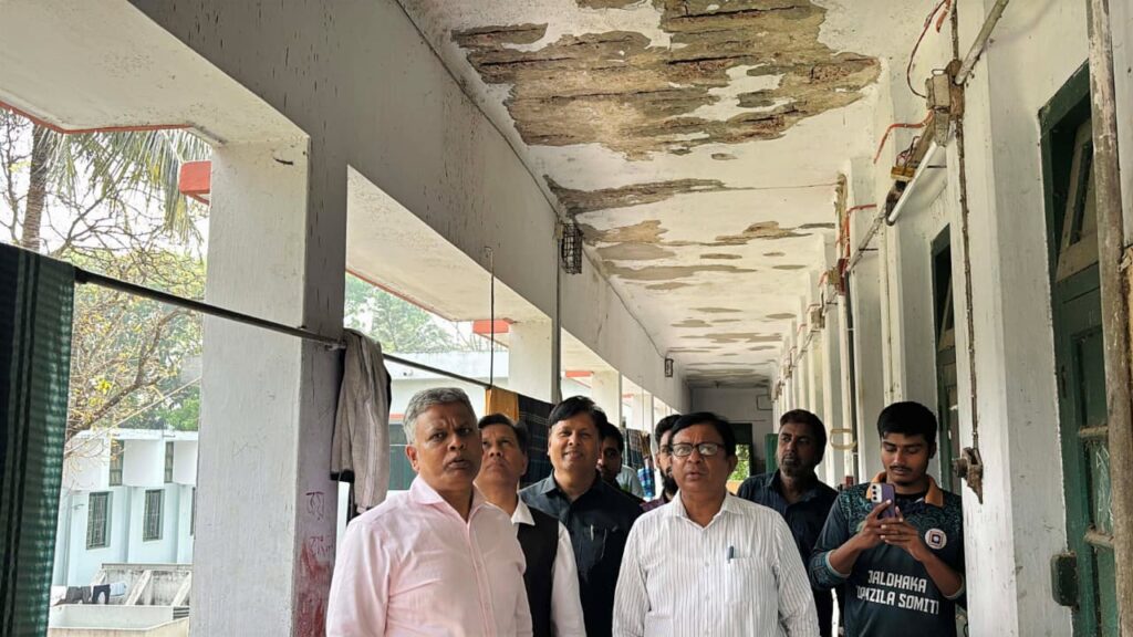 রাজশাহী বিশ্ববিদ্যালয়ের দুটি হল ‘ঝুঁকিপূর্ণ’ ঘোষণা, আতঙ্কে শিক্ষার্থীরা