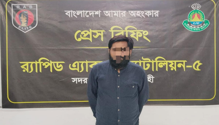 জুতা ও শার্টের কলারের ভেতর হেরোইন বহনের সময় মাদক ব্যবসায়ী গ্রেফতার