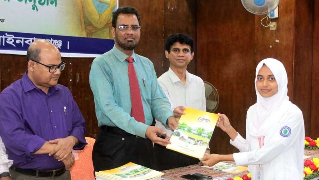 নবাবগঞ্জ সরকারি কলেজে ‘অরুণাভ’ ম্যাগাজিনের মোড়ক উন্মোচন