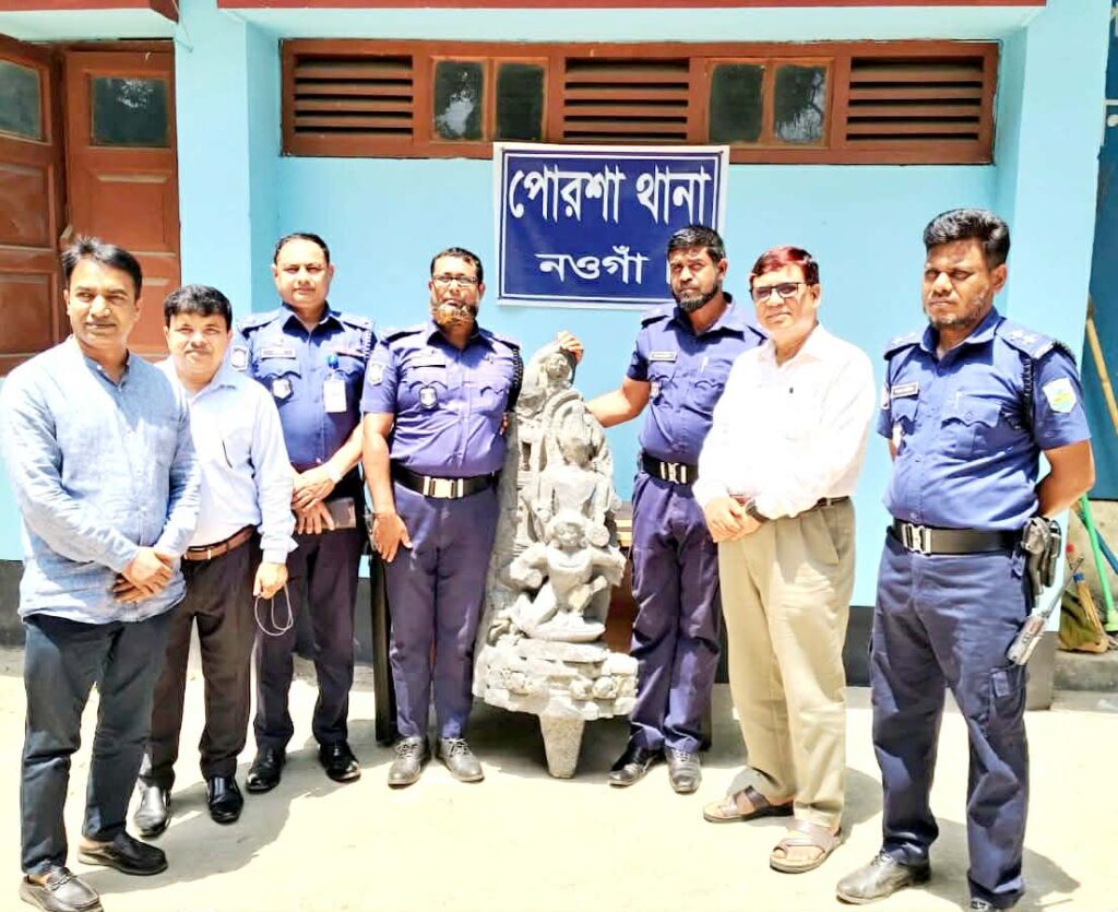 নওগাঁ পোরসা থানার উদ্ধার কৃত ১০৭ কেজি বিষ্ণুমূর্তি রাজশাহী বরেন্দ্র গভেষনাগারে হস্তান্তর