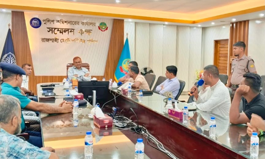 যাত্রী সেবার মান উন্নয়নে সিএনজি মালিক সমিতির সাথে পুলিশ কমিশনারের মতবিনিময়
