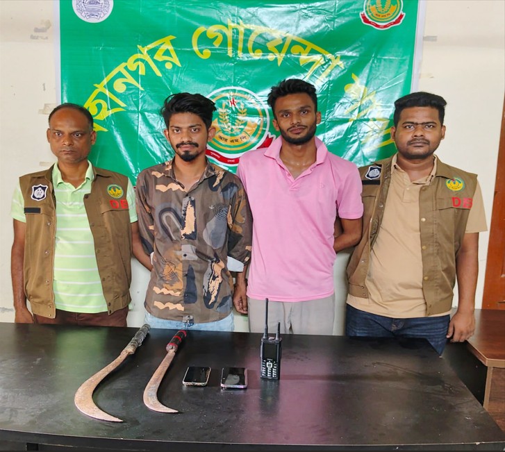 ছিনতাইয়ের প্রস্তুতিকালে রাজশাহীতে দুই যুবক গ্রেপ্তার, উদ্ধার হাসুয়া ও ওয়্যারলেস সদৃশ মোবাইল