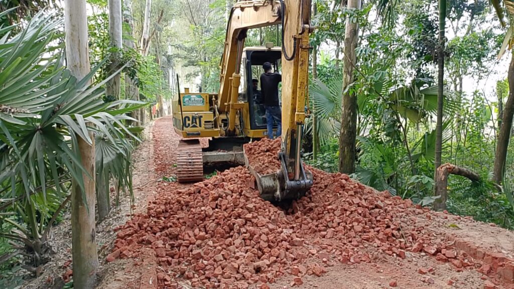 সংবাদ প্রকাশের পর সরানো হচ্ছে কোটি টাকার সড়কের নিম্নমানের ইট