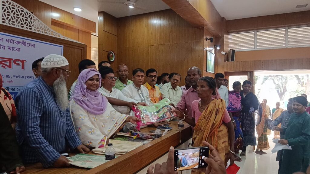 মান্দায় এমপি টিপুর উদ্যোগে ৩০০ দুস্থ মানুষের মাঝে শাড়ি বিতরণ