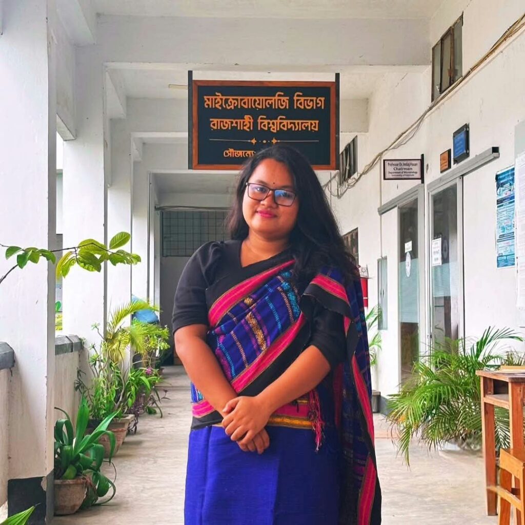 অসুস্থ রাবি শিক্ষার্থী চেসি ত্রিপুরাকে এয়ার অ্যাম্বুলেন্সে ঢাকায় পাঠাল প্রশাসন